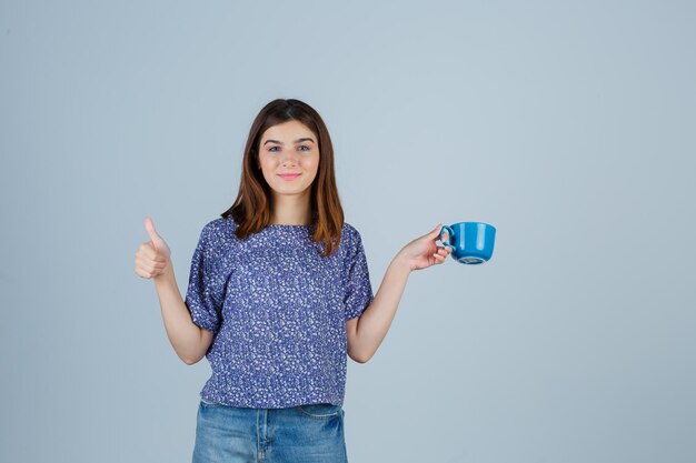 Mujer joven expresiva posando en el estudio