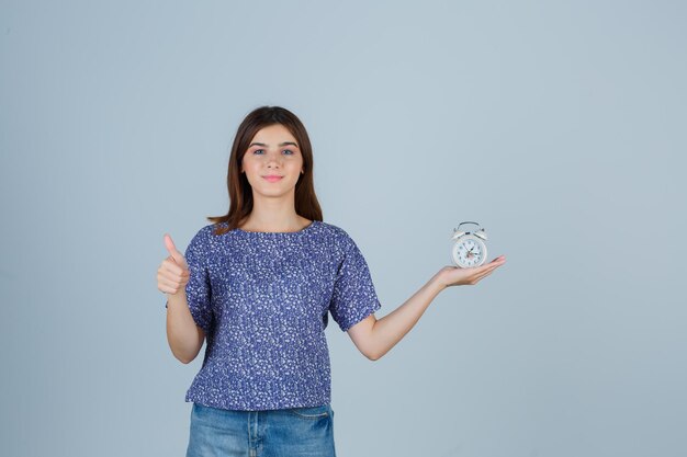 Mujer joven expresiva posando en el estudio