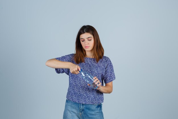 Mujer joven expresiva posando en el estudio