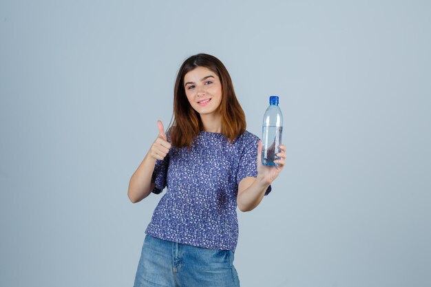 Mujer joven expresiva posando en el estudio