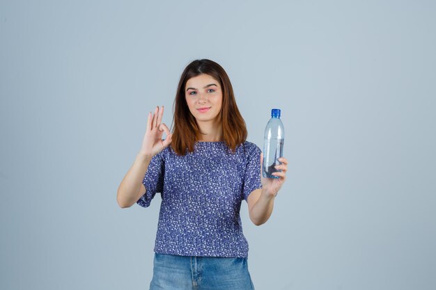 Mujer joven expresiva posando en el estudio