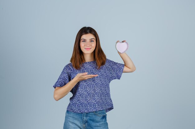 Mujer joven expresiva posando en el estudio