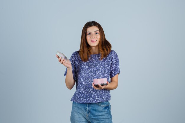 Mujer joven expresiva posando en el estudio