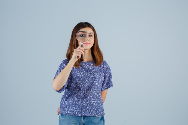 Mujer joven expresiva posando en el estudio