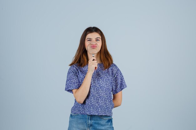 Mujer joven expresiva posando en el estudio