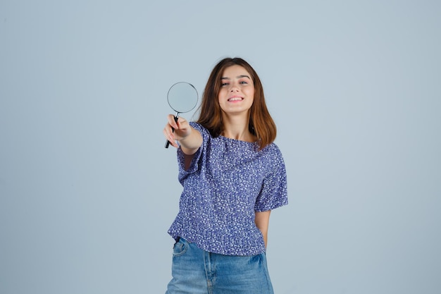 Mujer joven expresiva posando en el estudio