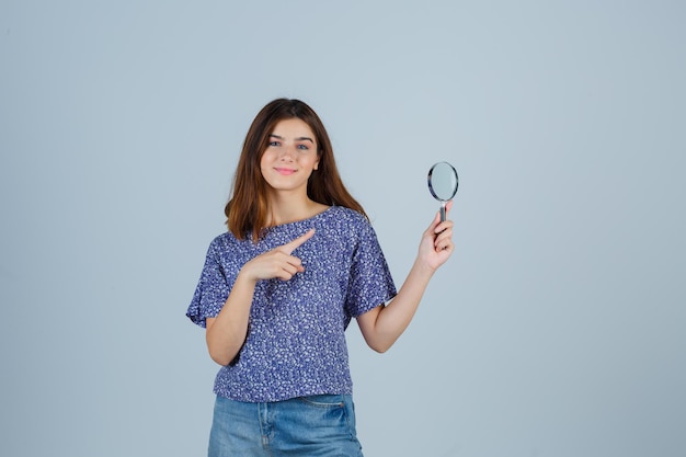 Mujer joven expresiva posando en el estudio