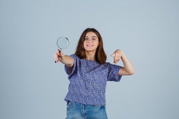 Mujer joven expresiva posando en el estudio