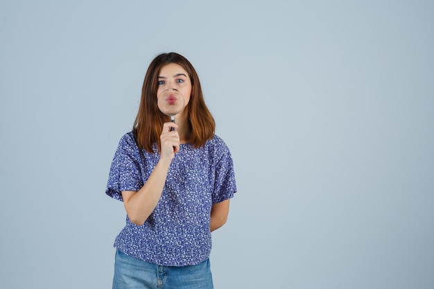 Mujer joven expresiva posando en el estudio