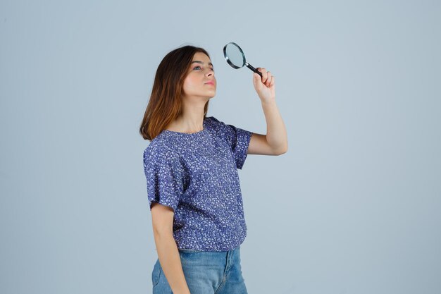 Mujer joven expresiva posando en el estudio