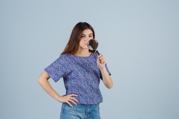 Mujer joven expresiva posando en el estudio