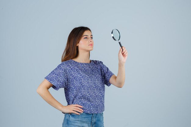 Mujer joven expresiva posando en el estudio