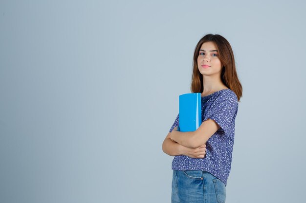 Mujer joven expresiva posando en el estudio