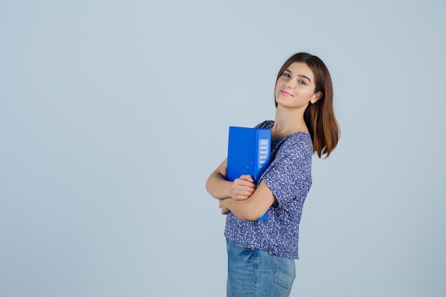 Mujer joven expresiva posando en el estudio