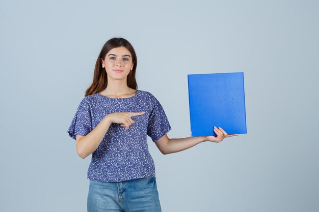 Mujer joven expresiva posando en el estudio