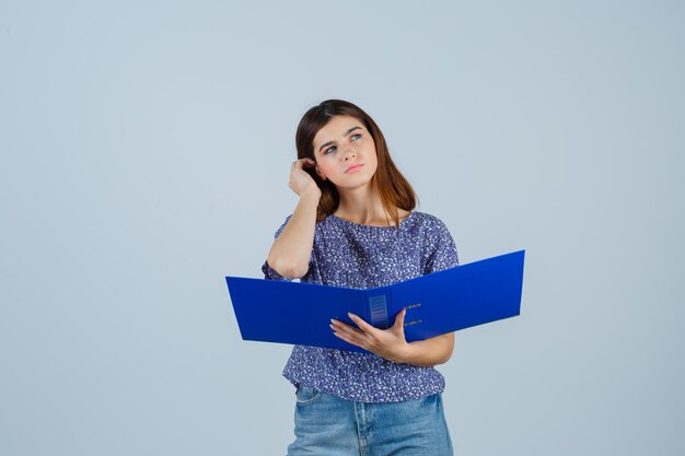 Mujer joven expresiva posando en el estudio