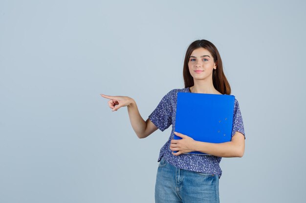 Mujer joven expresiva posando en el estudio