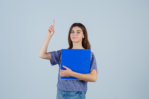 Mujer joven expresiva posando en el estudio