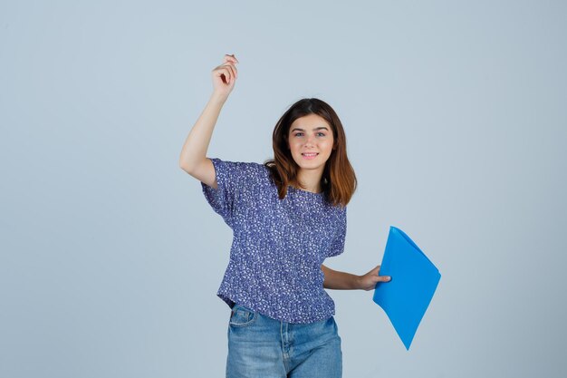 Mujer joven expresiva posando en el estudio