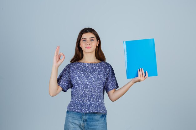 Mujer joven expresiva posando en el estudio