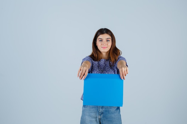 Mujer joven expresiva posando en el estudio