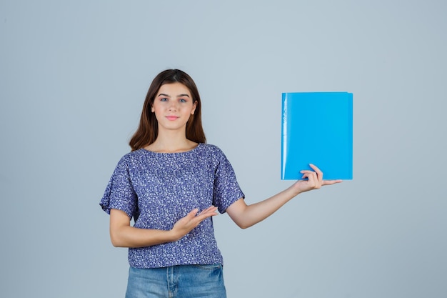 Mujer joven expresiva posando en el estudio