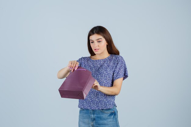 Mujer joven expresiva posando en el estudio