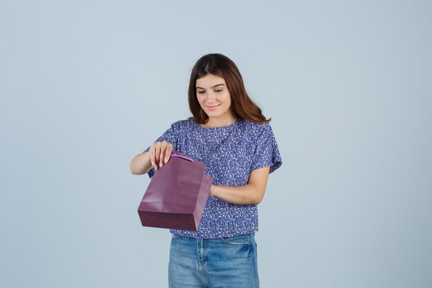 Mujer joven expresiva posando en el estudio