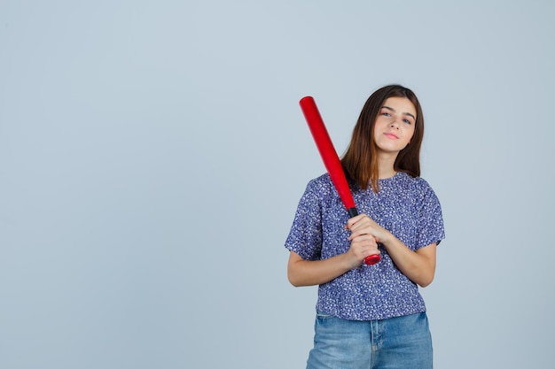 Mujer joven expresiva posando en el estudio