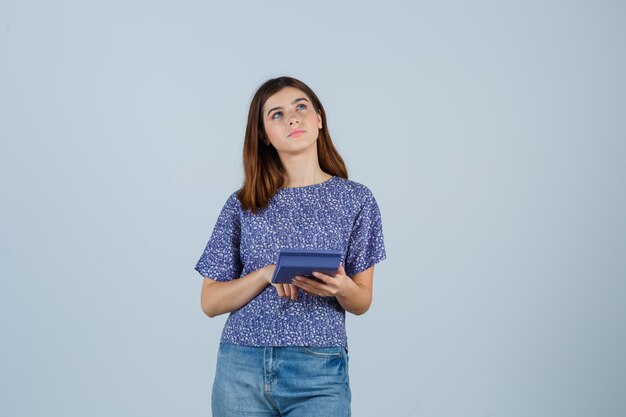 Mujer joven expresiva posando en el estudio