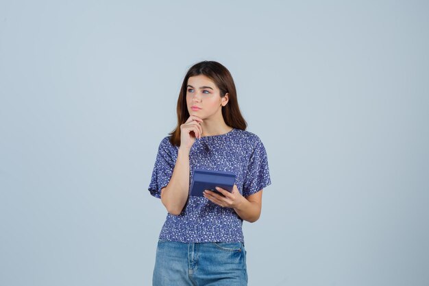 Mujer joven expresiva posando en el estudio