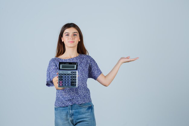 Mujer joven expresiva posando en el estudio