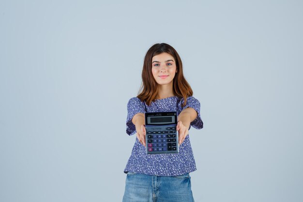 Mujer joven expresiva posando en el estudio