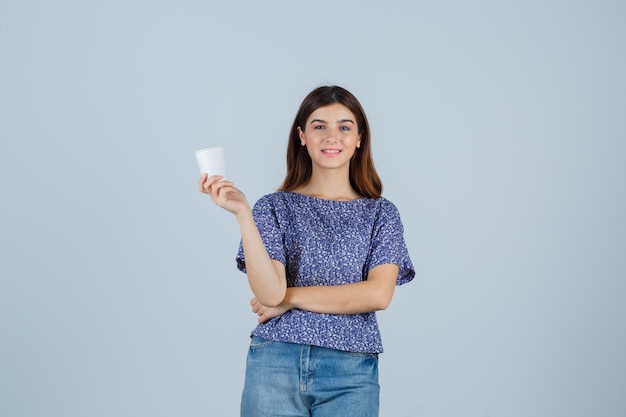 Mujer joven expresiva posando en el estudio