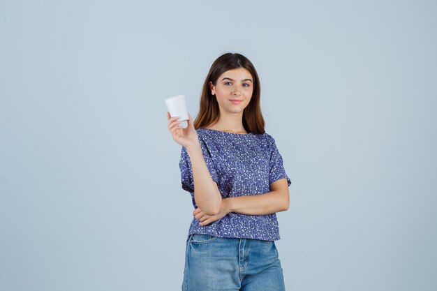 Mujer joven expresiva posando en el estudio