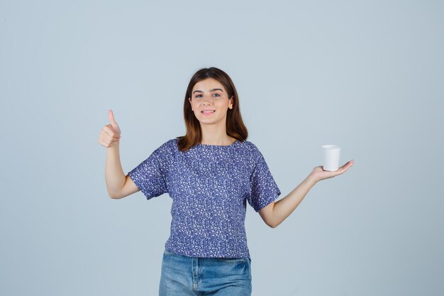 Mujer joven expresiva posando en el estudio