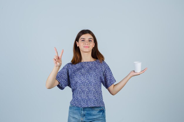 Mujer joven expresiva posando en el estudio