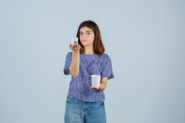 Mujer joven expresiva posando en el estudio