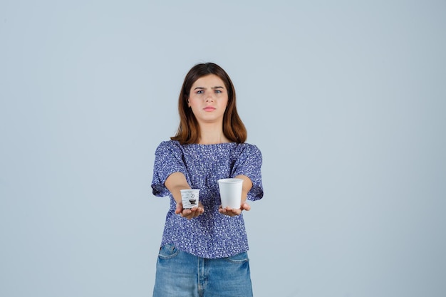 Mujer joven expresiva posando en el estudio