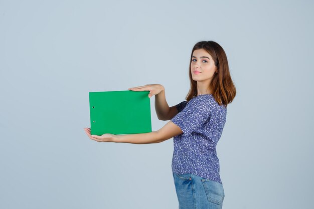 Mujer joven expresiva posando en el estudio