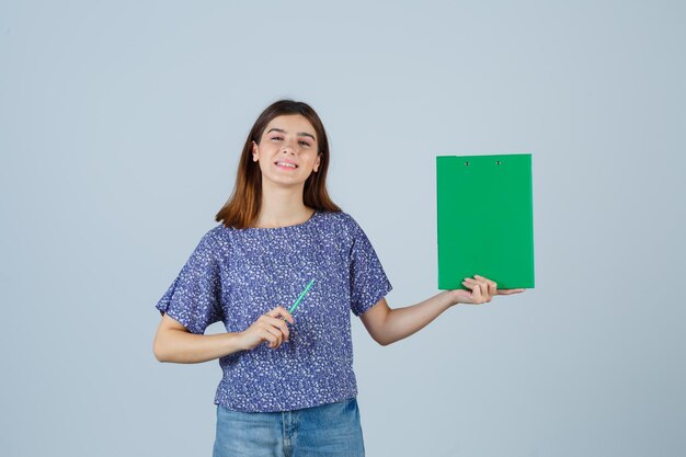 Mujer joven expresiva posando en el estudio