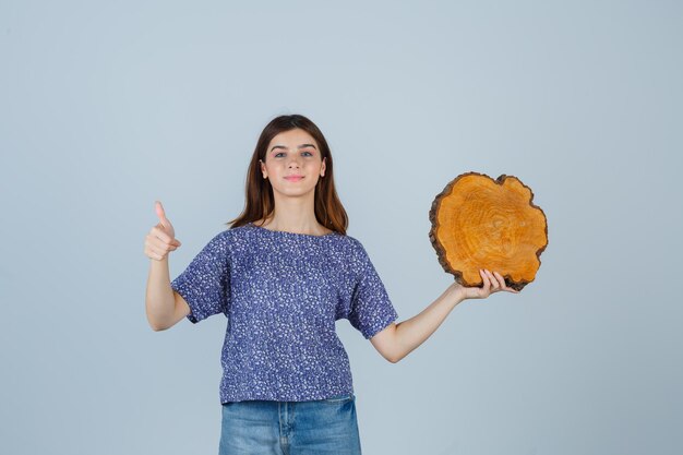 Mujer joven expresiva posando en el estudio