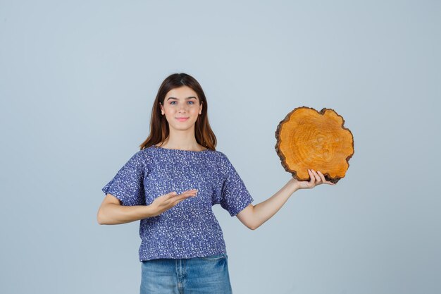 Mujer joven expresiva posando en el estudio