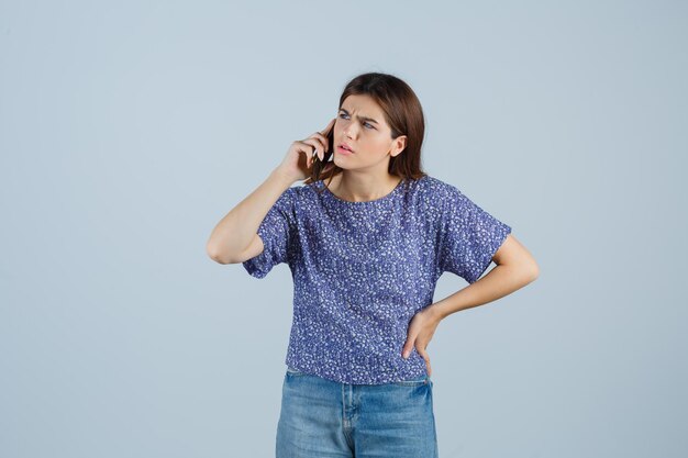 Mujer joven expresiva posando en el estudio