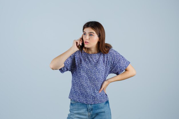 Mujer joven expresiva posando en el estudio