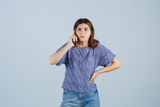 Mujer joven expresiva posando en el estudio