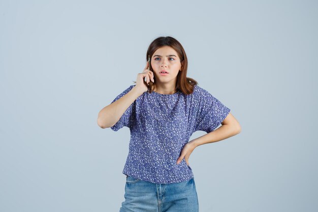 Mujer joven expresiva posando en el estudio