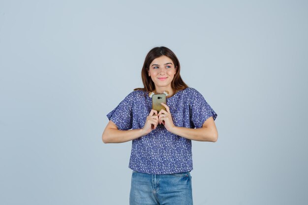 Mujer joven expresiva posando en el estudio