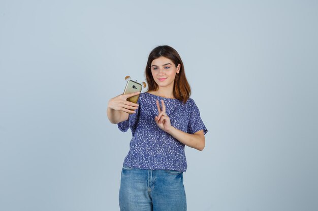 Mujer joven expresiva posando en el estudio