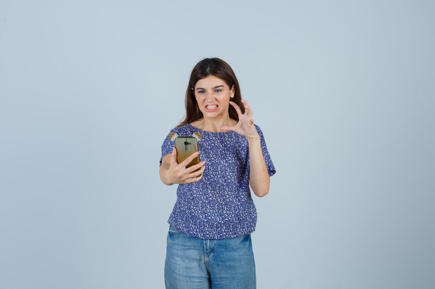 Mujer joven expresiva posando en el estudio